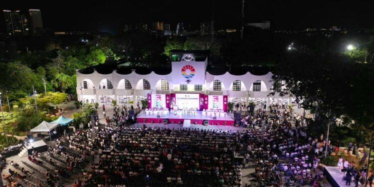 Celebran 53 años de Cancún con mañanitas y pastel
