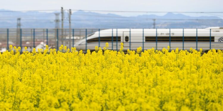 China espera 120 millones de viajes ferroviarios por vacaciones del Primero de Mayo