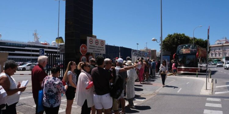 Cinco cruceros y más de 9.000 pasajeros en una gran jornada en el Puerto de Cádiz
