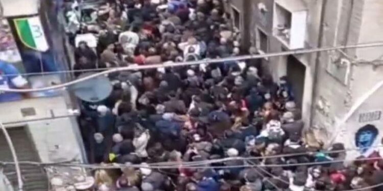 Colapso en Nápoles por los cruceros: miles de personas abarrotan las calles del Quartiere Spagnoli para ver el mural de Maradona