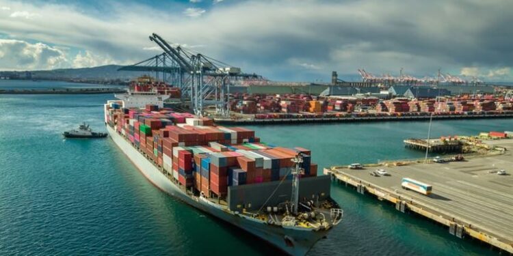 Continúan cerrados los puertos en California ante la escasez de trabajadores