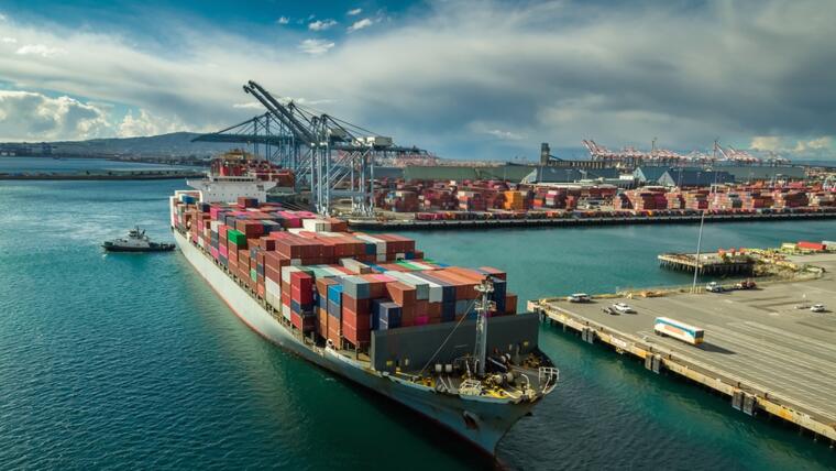 Continúan cerrados los puertos en California ante la escasez de trabajadores