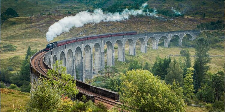 Desde el Hogwarts Express hasta los bosques alpinos: la nostalgia de los trenes de vapor en Europa