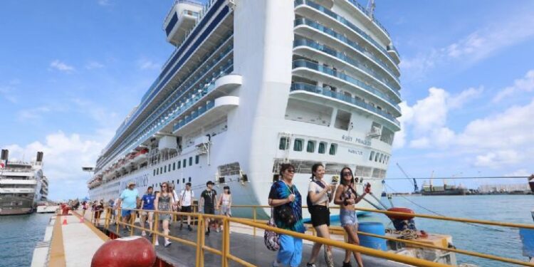 Doble arribo de turistas a Progreso; llega crucero francés a Yucatán