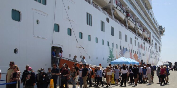 El crucero Norwegian Star repite escala en el puerto de Motril (Granada) con más de 3.000 pasajeros a bordo