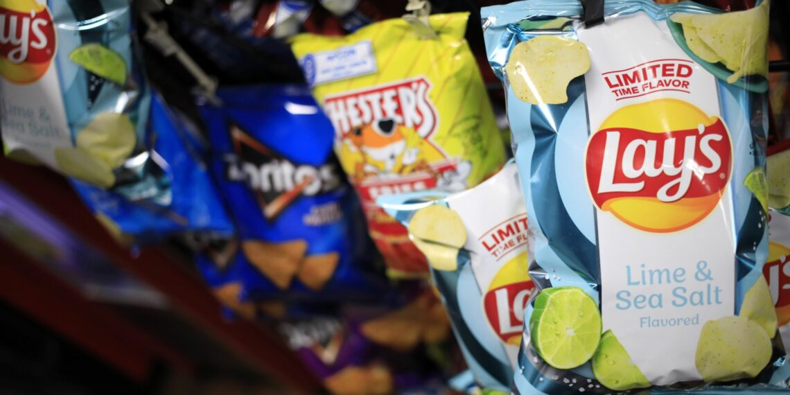 Empresas de snacks buscan avanzar a un futuro sin plástico