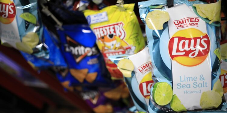 Empresas de snacks buscan avanzar a un futuro sin plástico