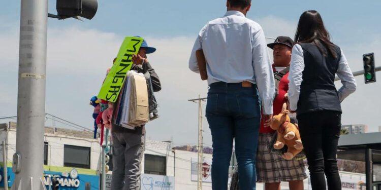 Familias ponen a niños en cruceros de la ciudad queretana - Diario de Querétaro
