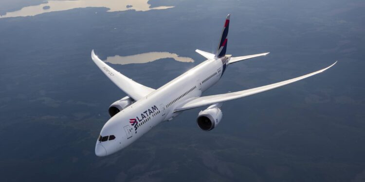 LATAM lanza programa para que pasajeros compensen la huella de carbono de sus viajes