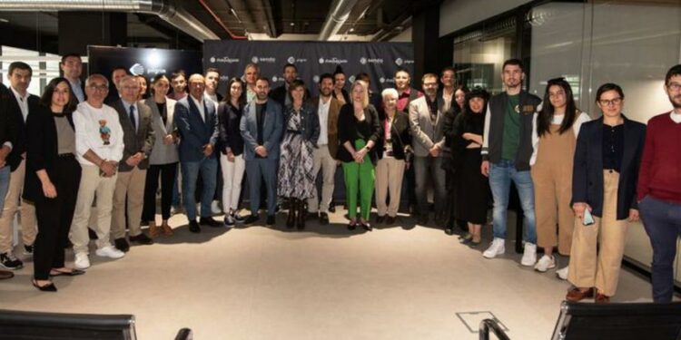 La agencia de viajes Pilgrim Travel abre en A Coruña y concede sus premios del Camino de Santiago