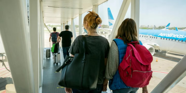 La disparada del dólar blue condiciona los viajes al exterior