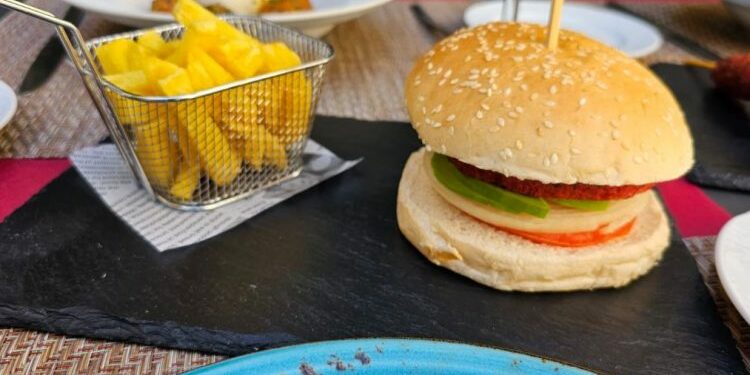 La hamburguesa 100% vegetal más sabrosa del mundo la tienen en el Hotel Alborán de Algeciras