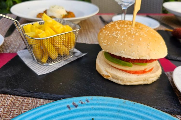 La hamburguesa 100% vegetal más sabrosa del mundo la tienen en el Hotel Alborán de Algeciras