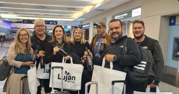 Lujn recibi con malbec a turistas que aterrizaron en el aeropuerto
