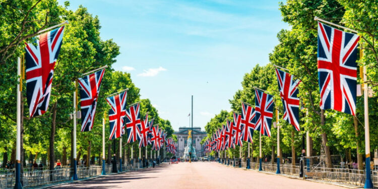 Miles de españoles viajarán al Reino Unido en mayo por la coronación de Carlos III y Eurovisión