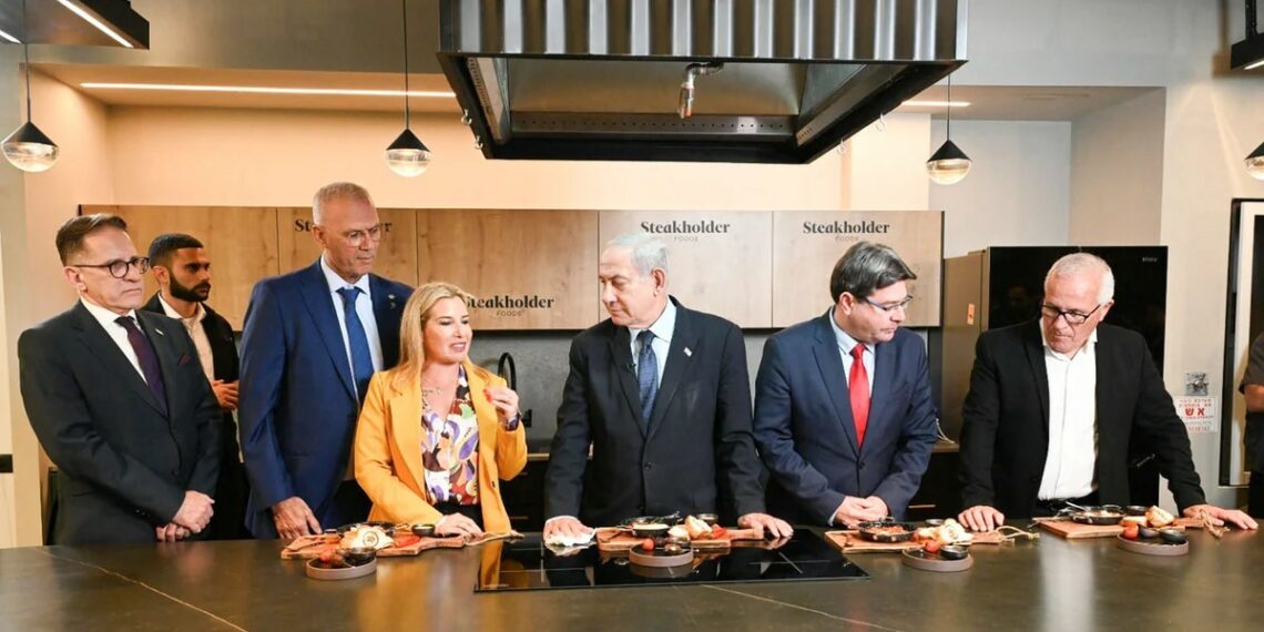 Netanyahu visitó una fábrica de carne cultivada y anunció que Israel producirá leche de vaca sin la utilización de animales