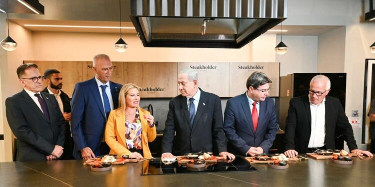 Netanyahu visitó una fábrica de carne cultivada y anunció que Israel producirá leche de vaca sin la utilización de animales