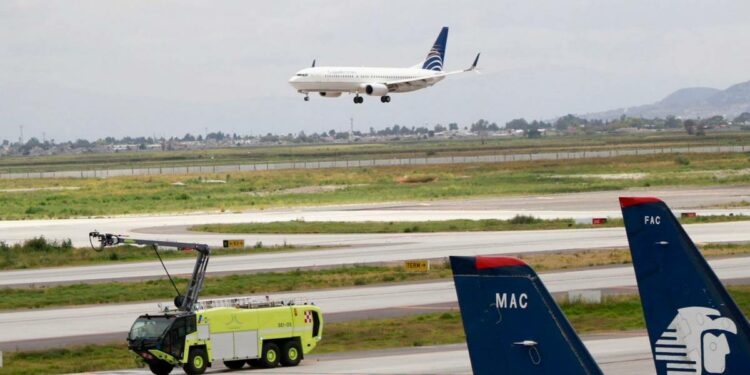 Opera vuelos con apenas 32 pasajeros – El Financiero