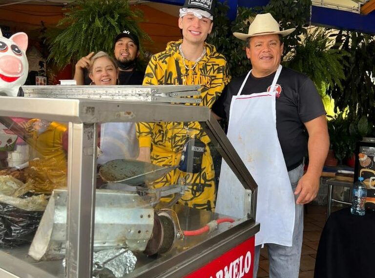 Peso Pluma visita local de carnitas en Quiroga, Michoacán, el lugar más popular de la zona