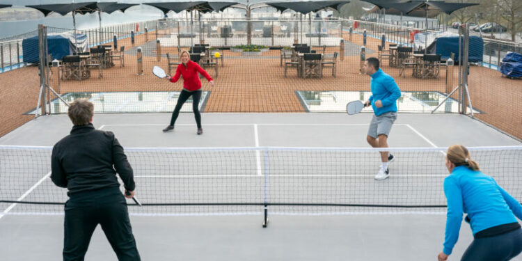 El equipo de AmaWaterways jugando Pickleball