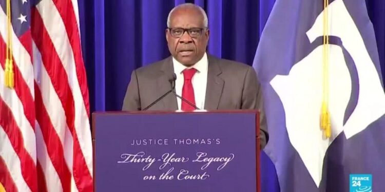 Piden investigar a juez Clarence Thomas por viajes y regalos no reportados