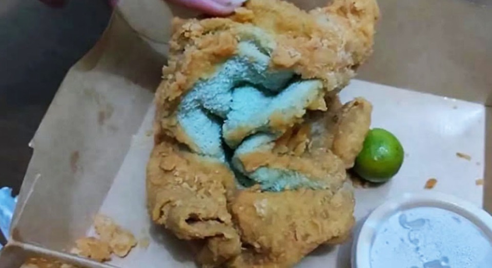 Pidió pollo por delivery y le llegó una toalla frita