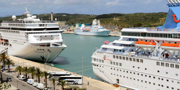 Cruceros en el puerto de Maó