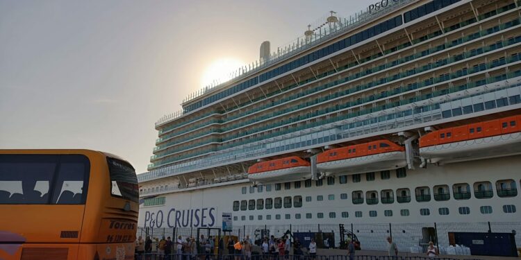 Primera escala en València del crucero ARVIA de la naviera Carnival – Valenciaport