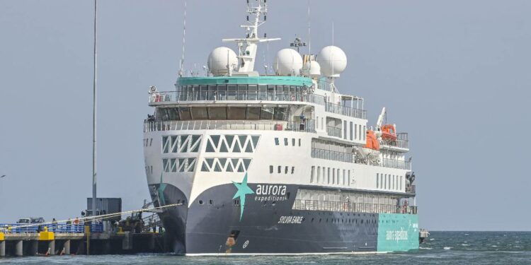 Puntarenas recibe a crucero que realizará expedición sostenible en Costa Rica