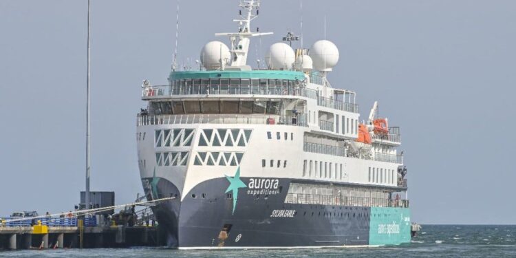 Puntarenas recibe al lujoso crucero de expedición Sylvia Earle para recorrer la costa Pacífica