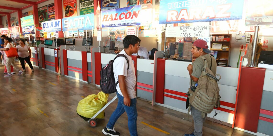 Limeños acuden al Terminal Yerbateros aprovechando el fin de semana largo por Semana Santa  para viajar, estar con sus familiares aprovechar  o simplemente disfrutar los días del feriado.
Foto: ANDINA/Eddy Ramos