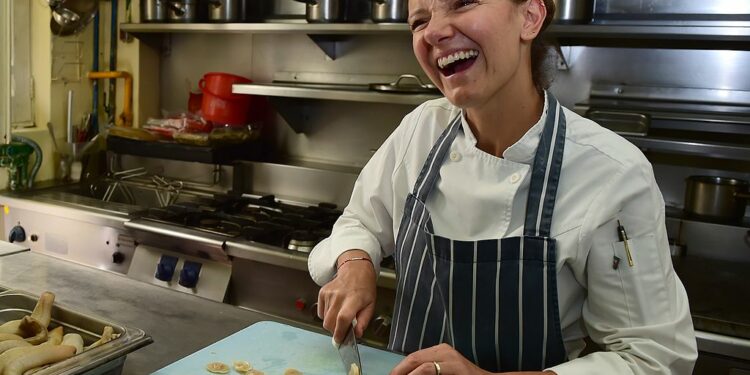 The World's 50 Best Restaurants declara a Elena Reygadas como la mejor chef del mundo | Shows Noticiero Univision