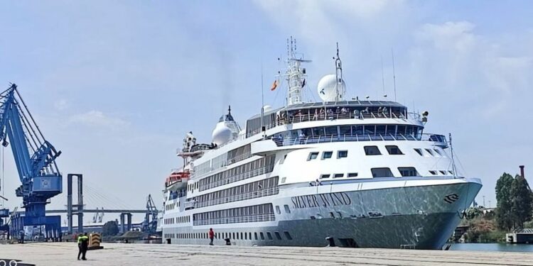 Tres cruceros coinciden en el Puerto de Sevilla este Jueves de Feria