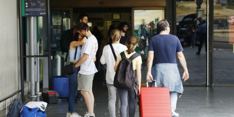 Un puente de mayo más caro y con menos viajeros