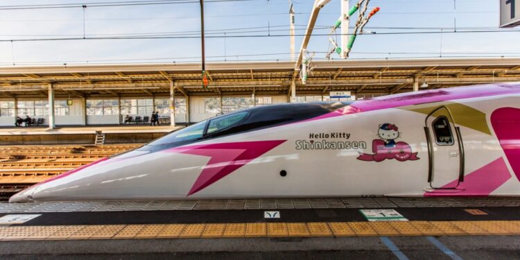 Un viaje muy kawaii en el tren bala de Hello Kitty de Japón