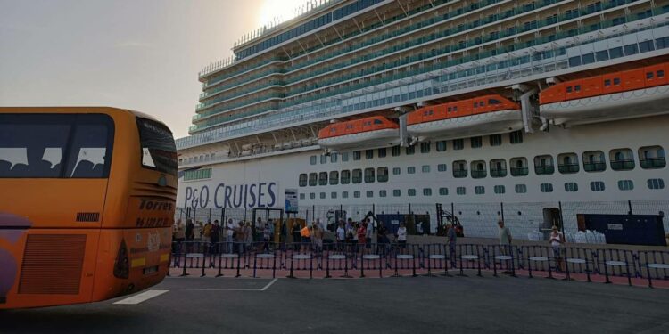 Valenciaport y Carnival P&O Cruises unen fuerzas en el objetivo de lograr un turismo de cruceros sostenible