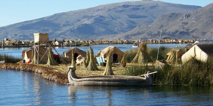 Viaja y conoce las casas flotantes del Lago Titicaca en Perú