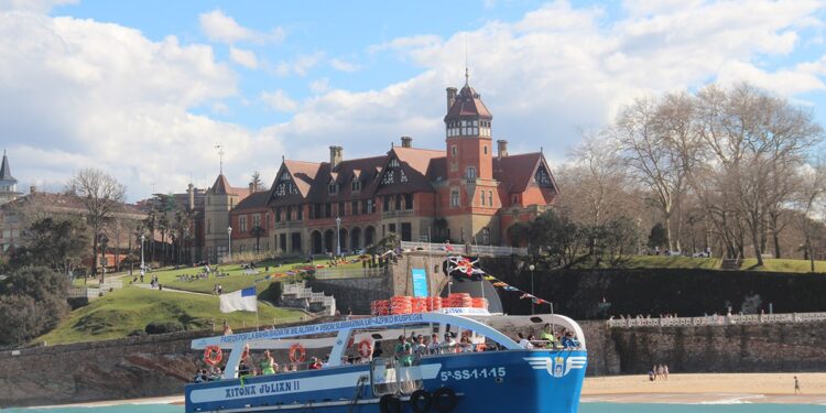 Viajes en barco a la isla de Santa Clara y bahía de La Cocha en San Sebastián