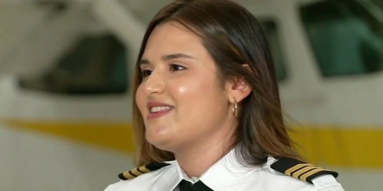 cada vez más mujeres quieren ser aviadoras. Muchas son latinas