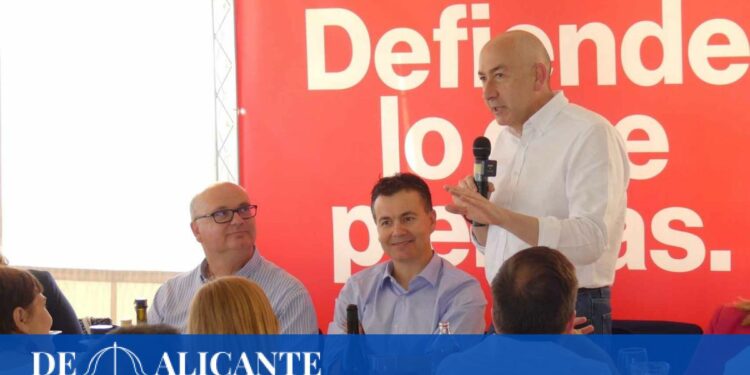 deja a los empresarios para ir a una comida del partido en La Vila
