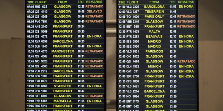 Un tablero muestra las llegadas al aeropuerto de Sevilla, España, el miércoles 18 de mayo de 2022. (Laura Leon/The New York Times)