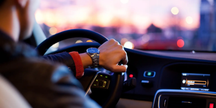 ¿Qué debes revisar de tu coche si harás un viaje en carretera?