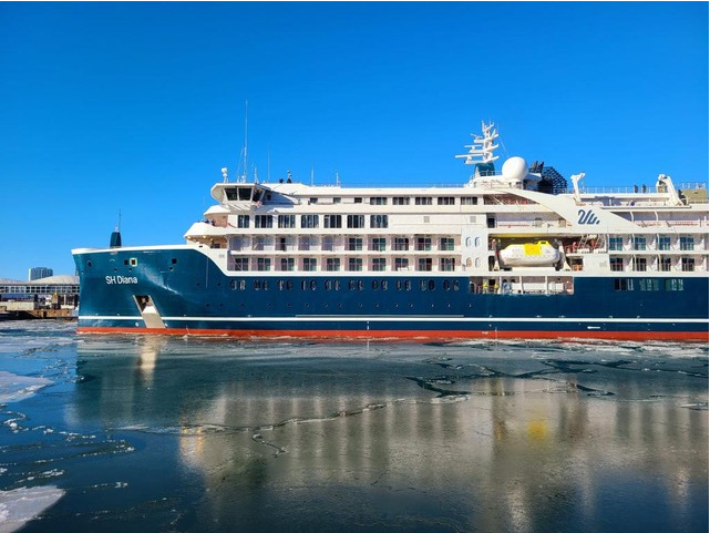 El crucero SH Diana navega hacia el ártico tras su bautizo