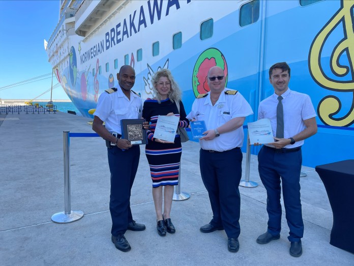 El Puerto de Valencia recibe por primera vez al crucero Norwegian Breakaway