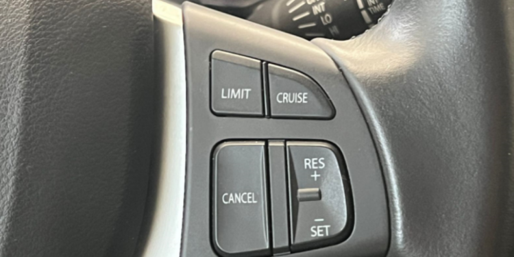 ¿Sabe qué es el control crucero en un carro? Cómo funciona y cuándo es recomendable usarlo