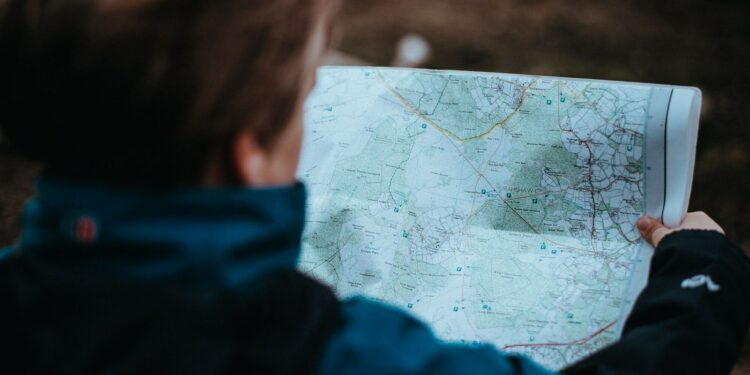 Hombre mirando mapa físico