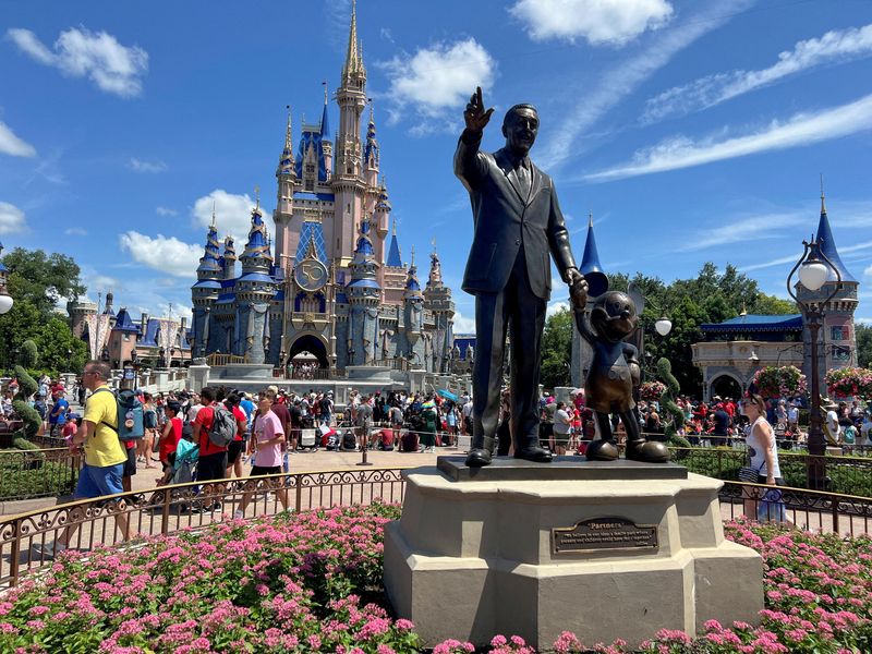 La estatua de Walt Disney y el ratón Mickey en la entrada de Disneyland (REUTERS/Octavio Jones/Archivo)