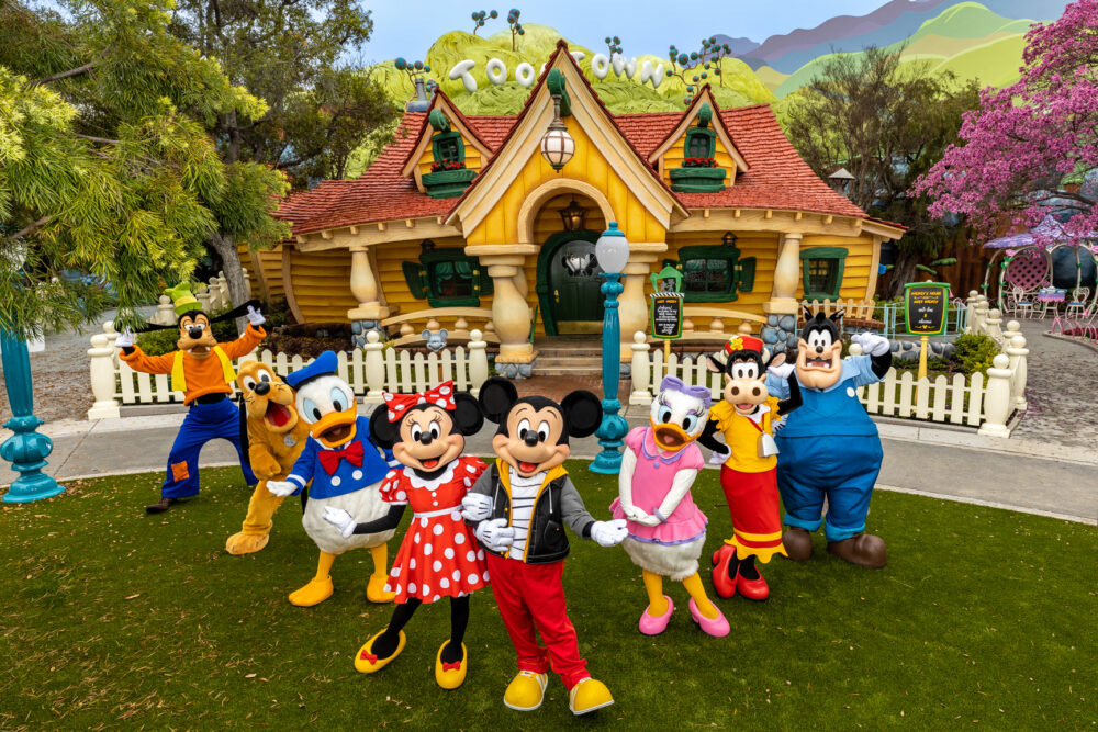 Mickey Mouse, Minnie Mouse junto a los personajes más queridos del mundo Disney. (Christian Thompson/Disneyland Resort)