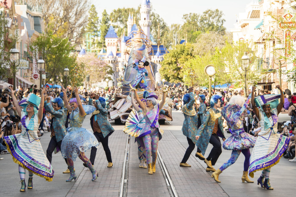 El desfile “Magic Happens” en Disneyland Park es una fiesta multicolor de alegría (Richard Harbaugh/Disneyland Resort)