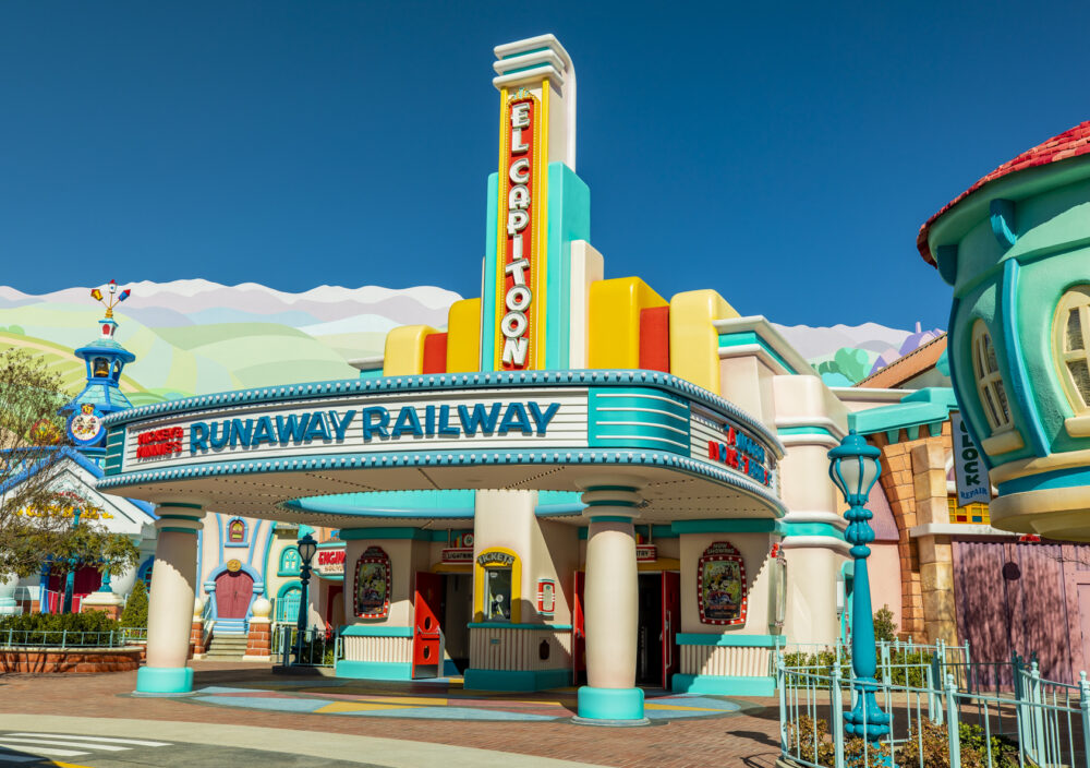 Mickey & Minnie's Runaway Railway abrió en Disneyland Park en 2023